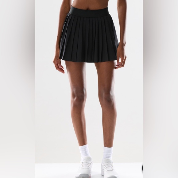 Aritzia Dresses & Skirts - Aritzia Golden tennis skirt. EUC. Black, size XL
